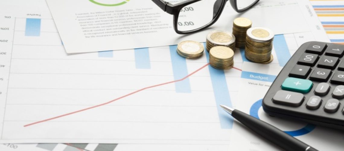 instrumentos-financeiros-de-close-up-com-oculos_23-2148285273 (1)