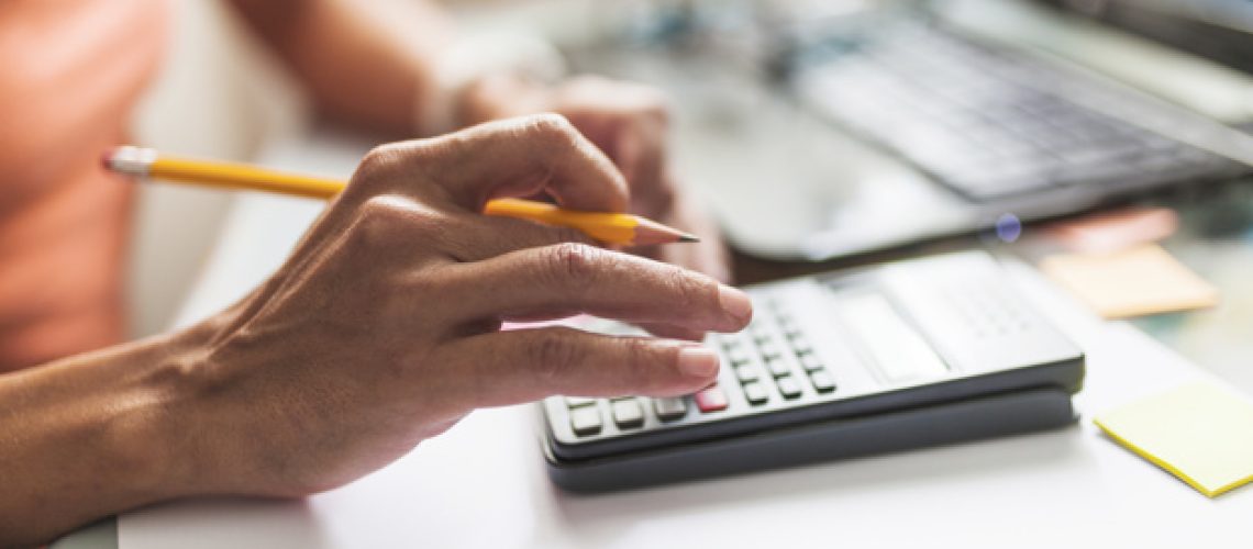 pessoa-de-colheita-fazendo-calculos-perto-de-laptop_23-2147778980